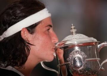 El 06/06/1998 logró su tercer Roland Garros individual, después de vencer a Monica Seles por 7-6 0-6 6-2