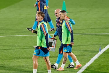 Luis de la Fuente con Alejandro Grimaldo y Pablo Barrios.