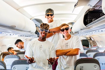 Los jugadores Nico Williams, Lamine Yamal y Fermín López posan para una foto dentro del avión que les ha traído a España. 