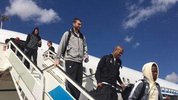 Los jugadores de los Celtics bajan del avión en Madrid.