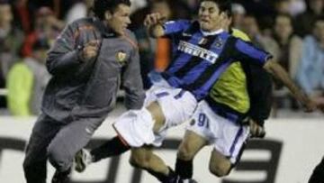 <b>FEA BATALLA.</b> David Navarro propinó un puñetazo a Burdisso y varios jugadores del Inter persiguieron al valencianista por todo el campo.