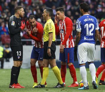 Oblak y Godín protestan al árbitro Jaime Latre la decisión del penalti que supuso el 0-1 de Willian José. 