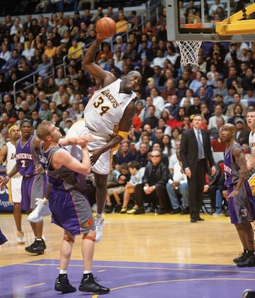 Voskuhl, Joe Johnson y Marbury, con D'Antoni al fondo, asisten imponentes al mate de Shaquille. Después jugaría en Arizona con los Suns.