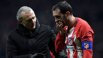 Diego Godín abandonando el campo en el Atlético-Valencia, tras recibir un golpe de Neto en el que perdió tres dientes.