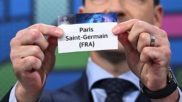 Terry sujeta el papel con el nombre del PSG.