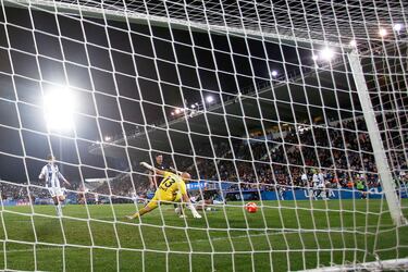 0-1. Centro raso de Raphinha al corazón del área, el defensa pepinero se lanza al suelo, y con su pierna derecha, manda el balón dentro de su propia portería. Marko Dmitrovic no puede hacer nada para detener el esférico.