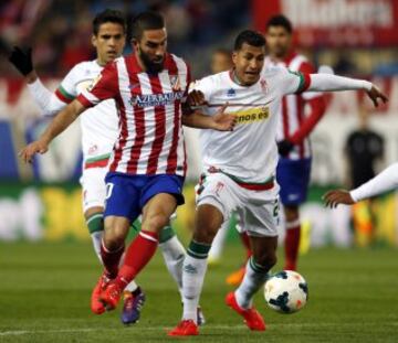 Ardan Turan y Jeison Murillo del Granada durante el partido de la trigésima jornada de Liga que se disputa esta noche en el estadio Vicente Calderón, en Madrid. 