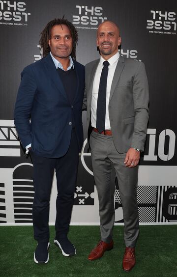 Los futbolistas Christian Karembeu (Francia) y Juan Ver¨®n (Argentna).