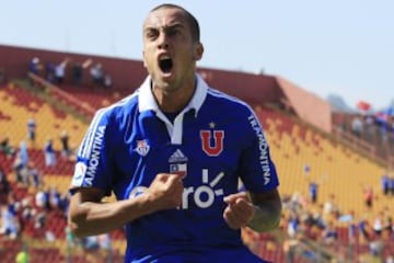 De la mano de Martín Lasarte, Guzmán Pereira llegó a Universidad de Chile en 2014. De manera inmediata se ganó el cariño de los hinchas por la garra y empuje que mostró en cancha. Con los azules ganó tres títulos.