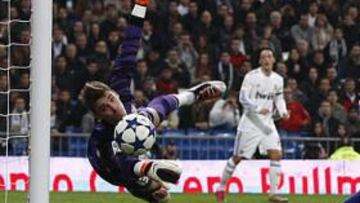 <b>SOBRESALIENTE. </b>De Gea fue el gran protagonista del partido, sobre todo en la primera parte. Pese a los tres goles encajados hizo grandes paradones. Éste es uno de ellos.