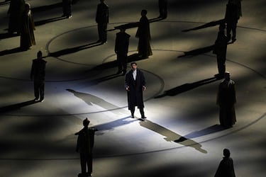 El actor y productor de cine italiano, Pierfrancesco Favino, actúa durante la ceremonia de apertura de los Juegos Olímpicos de Invierno.