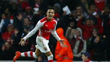 Alexis S&aacute;nchez celebra su nueva anotaci&oacute;n en la Champions League.