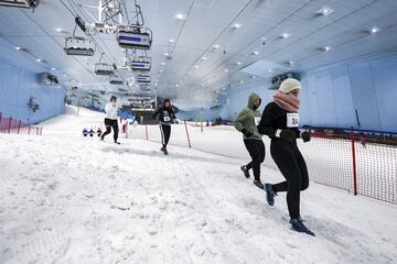 Dubai (Emiratos Árabes) organizó una de las primeras citas de deportes de nieve tras la pandemia. Lo hizo en
la pista cubierta Sky Dubai. La primera prueba del DXB Snow Week, que dura dos días, fue una carrera de tres kilómetros (a una temperatura de -4 grados). Para mantener la distancia, los participantes salieron en dos grupos.