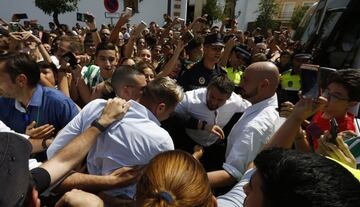 El Betis se da un baño de masas en la ofrenda a la Virgen de Valme