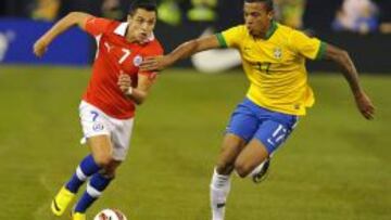Alexis Sánchez de Chile ante Luiz Gustavo durante un partido amistoso en Toronto.