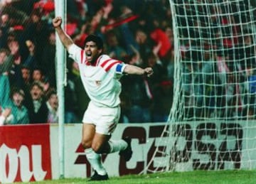 Su tercer y último equipo europeo fue el Sevilla, al que llegó en 1992 y abandonó en 1993. Le sirvió para ir preparando el Mundial de Estados Unidos-94.