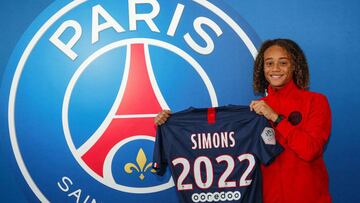 Simons posa con la camiseta del PSG.