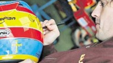 <b>REGRESO AL PASADO. </b>José Luis Alonso, el padre de Fernando, le preparó una broma a su hijo al llevarle al kárting dos de los monos viejos. El asturiano eligió uno que usó en su etapa final de los karts. Le valía, a pesar del tiempo. Genís Marcó disfrutó con las piruetas de su pupilo y recibió las gracias en forma de casco autografiado.