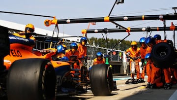 Carlos Sainz, de camino al pit stop.