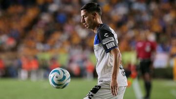 Mauro Lainez durante un partido de Querétaro en contra de los Tigres.