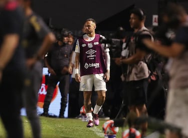 El jugador brasileño del Santos calentando en la banda antes de saltar al terreno de juego.