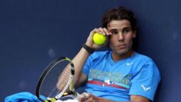<b>EN MITAD DE LA TORMENTA. </b>Rafael Nadal, en uno de los parones del entrenamiento de ayer, en Wimbledon, a causa de las lluvias.