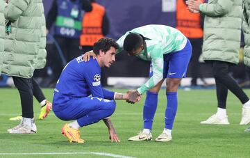 Reinildo intentando animar al defensor del Atl¨¦tico de Madrid, Jos¨¦ Mar¨ªa Gim¨¦nez.