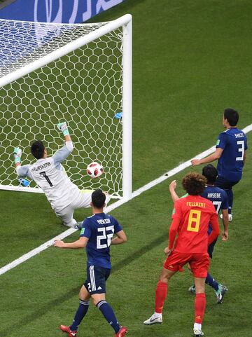 1-2. Eiji Kawashima en el primer gol de Jan Vertonghen.