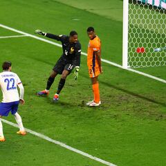Dumfries, sobre el gol anulado a Simons: “Tardar 3 minutos en decidir lo dice todo...”