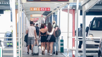 Varias personas a la salida del aeropuerto Adolfo Su¨¢rez-Madrid Barajas, a 4 de agosto de 2023, en Madrid (Espa?a). El Ministerio de Consumo inform¨® ayer, 3 de agosto, de que ha incoado una serie de expedientes sancionadores a varias aerol¨ªneas lowcost por cobrar a sus clientes por llevar el equipaje de mano en cabina. Desde la cartera de consumo indican que las sanciones previstas pueden llegar a considerarse como ¡°graves¡± o ¡°muy graves¡±. Las sanciones para las infracciones ¡°graves¡± oscilan entre los 10.001 y 100.000 euros, cuant¨ªa que se ve aumentada en el caso de las ¡°muy graves¡±, que estar¨ªan comprendidas entre los 100.001 y el mill¨®n de euros.
04 AGOSTO 2023;AVIONES;RYANAIR;AEROLINEAS;EQUIPAJE DE MANO;SANCIONES;VUELOS;T1;T2;MALETA
Ricardo Rubio / Europa Press
04/08/2023