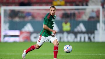 Andrés Guardado en un partido con selección nacional