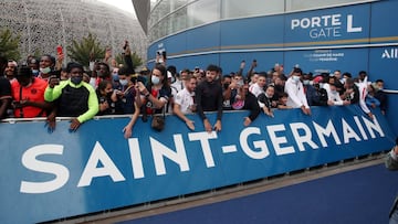 Fans await the arrival of Lionel Messi in Paris. 