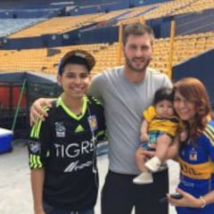 Gignac conoce a su pequeño tocayo seguidor de Tigres