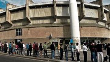 <b>MÁS AMBIENTE. </b>Cada día se ve más movimiento en torno a las taquillas de los Campos de Sport de El Sardinero.