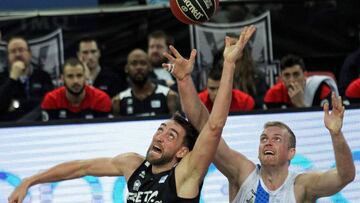 GRAF4664. BILBAO, 04/03/2018.- El ala pívot belga del Retabet Bilbao Axel Hervelle (i) y el ala pívot británico del Delteco GBC Daniel Clark, durante el partido de la vigésimo primera jornada de Liga que disputan en Bilbao. EFE