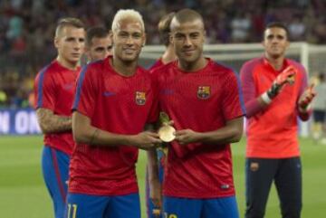 Los brasileños Neymar y Rafinha con la medalla de oro ganada en los Juegos Olímpicos de Río 2016.
