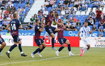 Momento del penalti por manos pitado a Blasco. 