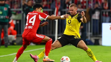 MUNICH (Germany), 18/10/2025.- Luis Diaz of Munich (L) in action against Julian Ryerson of Dortmund (R) during the German Bundesliga soccer match between Bayern Munich and Borussia Dortmund in Munich, Germany, 18 October 2025. (Alemania) EFE/EPA/ANNA SZILAGYI CONDITIONS - ATTENTION: The DFL regulations prohibit any use of photographs as image sequences and/or quasi-video.
