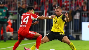 MUNICH (Germany), 18/10/2025.- Luis Diaz of Munich (L) in action against Julian Ryerson of Dortmund (R) during the German Bundesliga soccer match between Bayern Munich and Borussia Dortmund in Munich, Germany, 18 October 2025. (Alemania) EFE/EPA/ANNA SZILAGYI CONDITIONS - ATTENTION: The DFL regulations prohibit any use of photographs as image sequences and/or quasi-video.