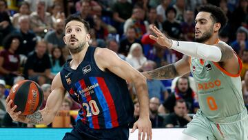 BARCELONA, 02/10/2022.- El base argentino del Barça, Nicolás Laprovittola (i), con el balón ante el jugador estadounidense de Baskonia, Markus Howard, durante el encuentro de la fase regular de la liga ACB disputado hoy domingo en el Palau Blaugrana de Barcelona. EFE / Andreu Dalmau.