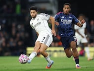 Soccer Football - Premier League - Fulham v Arsenal - Craven Cottage, London, Britain - October 18, 2025 Fulham's Raul Jimenez in action with Arsenal's Jurrien Timber Action Images via Reuters/Andrew Boyers EDITORIAL USE ONLY. NO USE WITH UNAUTHORIZED AUDIO, VIDEO, DATA, FIXTURE LISTS, CLUB/LEAGUE LOGOS OR 'LIVE' SERVICES. ONLINE IN-MATCH USE LIMITED TO 120 IMAGES, NO VIDEO EMULATION. NO USE IN BETTING, GAMES OR SINGLE CLUB/LEAGUE/PLAYER PUBLICATIONS. PLEASE CONTACT YOUR ACCOUNT REPRESENTATIVE FOR FURTHER DETAILS..