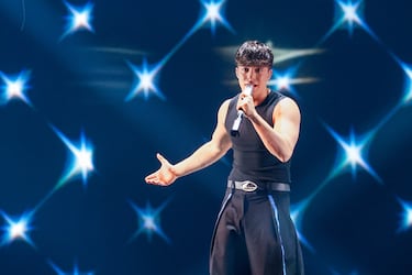 Izan Llunas actúa durante la gala final del Benidorm Fest 2026.