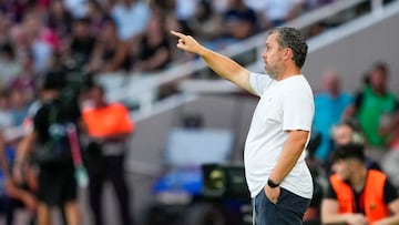 BARCELONA 20/08/2023.-El técnico del Cádiz Sergio González durante el partido que enfrenta este domingo al FC Barcelona y al Cádiz en la segunda jornada de LaLiga en el Estadio Olímpico de Barcelona. EFE/ Alejandro Garcia
