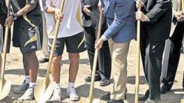 <b>Y A PIE DE OBRA POR LA TARDE. </b>Capello y Calderón dieron la primera palada de tierra en la inauguración de las obras del estadio del Real Salt Lake City.