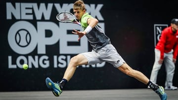 Kevin Anderson devuelve una bola ante Sam Querrey durante la final del Torneo de Nueva York.