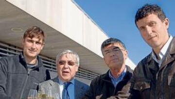 <b> BRINDIS. </b>Andrés Fleurquin, Antonio Muñoz, Julio Peguero y Javi Gracia apuestan por la recuperación del equipo en 2010.
