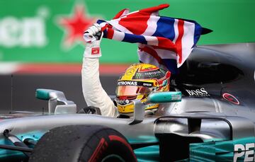 El piloto inglés Lewis Hamilton tiene cinco Mundiales de Fórmula 1, los ganados en 2008, 2014, 2015 2017 y 2018