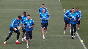 GRAF3057. MADRID, 18/05/2019.- Los jugadores del Real Madrid (de izda. a dcha.) Thibaut Courtois, Vinicius jr. Luca Zidane, Gareth Bale, Valverde, Keylor Navas y Luka Modric durante el entrenamiento realizado este sábado en la Ciudad Deportiva de V