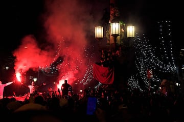 Los aficionados marroquís celebran el pase por las calles de Barcelona. 