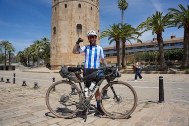 Aficionados de la Real Sociedad posan en distintos puntos emblemáticos de la ciudad.